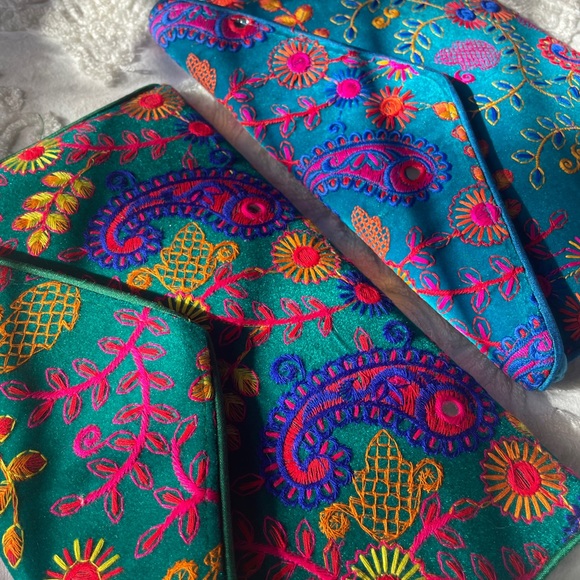 Hand Embroidered clutch blue and green - Picture 4 of 6